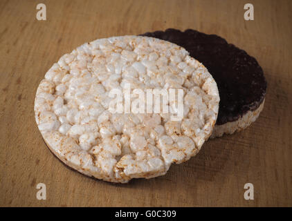 Zwei Reis-Cracker auf einem rustikalen Holztisch Stockfoto