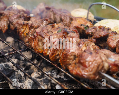 Saftiges Rindfleisch am Spieß grillen über Grill Stockfoto