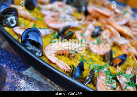 Spanische Paella mit Garnelen und Muscheln zu schließen Stockfoto