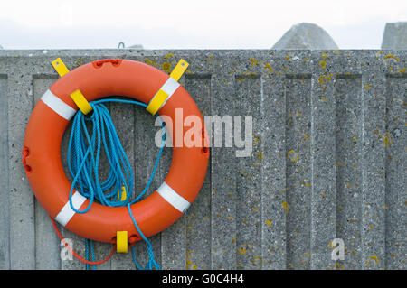 Lebensretter an der Wand hängen Stockfoto