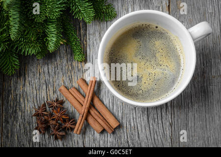 Kaffee und Zimt und Anis Stern für den Urlaub mit Tannenzweig Weihnachten Stockfoto