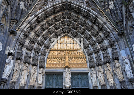 Statuen der Heiligen über dem Eingang des Kölner Doms Stockfoto