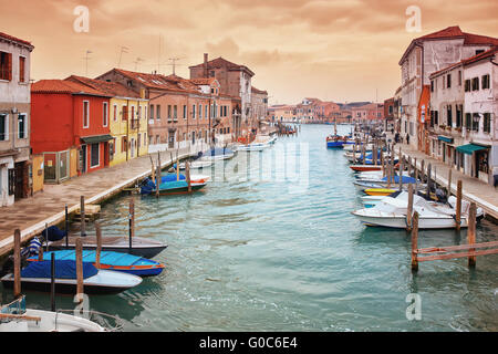 Schmalen Kanal zwischen alten bunten Häusern auf der Insel Murano Stockfoto