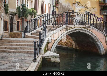 Schmalen Kanal unter alten bunten Ziegel Häuser in Venedig Stockfoto