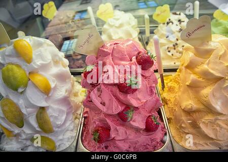 Vielzahl von leckeren Eis unter Einkaufen Fenster Stockfoto