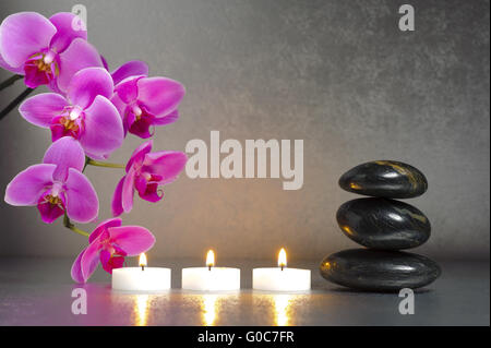 Zen und Spa mit Kerzenlicht und Stein von Energie Stockfoto