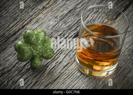 Glas Whiskey und Kleeblätter zum St. Patricks Day feiern Stockfoto