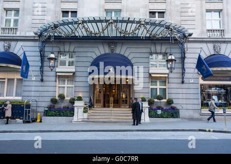 Ein Concierge steht vor dem Eingang zum weltberühmten Ritz Hotel in Mayfair, Zentrum von London, England, Großbritannien Stockfoto
