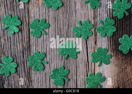 Grüne Kleeblätter oder Kleeblätter auf rustikalen Holz Hintergrund Hintergrund für St. Patricks Day Holiday Stockfoto