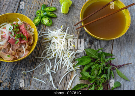 Pho Vietnamese Rindfleisch Suppe auf einem hölzernen Hintergrund Stockfoto