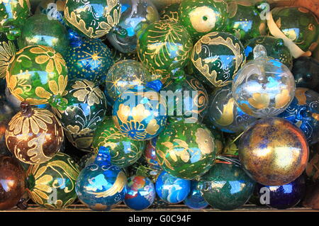 Haufen von Glas Weihnachtskugeln Stockfoto