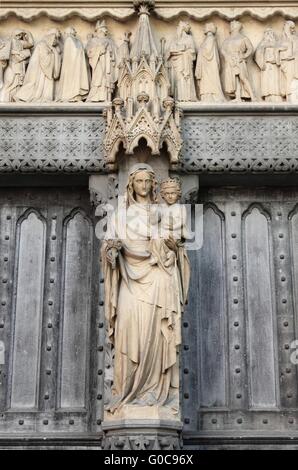 Statue der Jungfrau Maria mit Jesuskind an der Fassade der Westminster Abbey in London Stockfoto