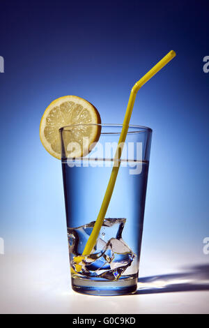 Wasserglas mit Eiswürfeln und Zitronenscheibe Stockfoto