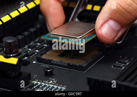 Zentrale Verarbeitungseinheit installieren in motherboard Stockfoto