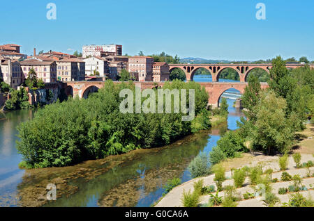 Den Fluss Tarn und Steinen im Albi in Südfrankreich, Region Midi-Pyrénées, Tarn Abteilung Stockfoto