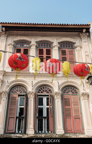Bunte Kolonialstil Shophouse und Fensterläden auf Pagoda Street Chinatown, Singapur Stockfoto