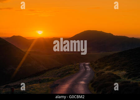 Sonnenaufgang über dem Shropshire Hügel AONB. Foto von Bur Weg über Kardieren Mill Valley & Long Mynd oberhalb Kirche Stretton schauen. Stockfoto