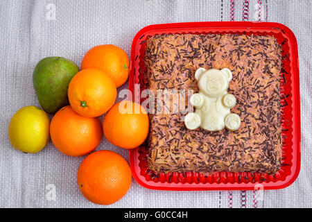 Leckeren Kuchen auf einem Teller und Obst. Stockfoto