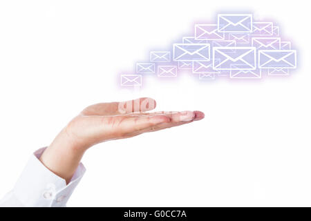 E-Mail-Cloud verlassen die Handfläche einer Hand auf weiß Stockfoto