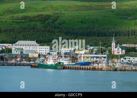 Island, Husavik, Kleinstadt im Norden Islands entlang den Ufern der Skjalfandi Bucht. Küsten-Ansicht mit Fischerbooten. Stockfoto