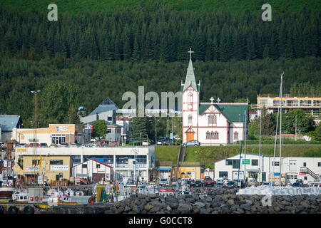 Island, Husavik, Kleinstadt im Norden Islands entlang den Ufern der Skjalfandi Bucht. Küsten-Ansicht mit malerischen Kirche. Stockfoto