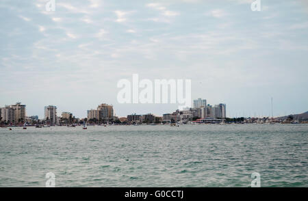 Salinas, Ecuador - 22. März 2016: Waterfront Skyline Blick auf schöne Salinas mit Gebäuden erstreckt sich neben Strand Stockfoto