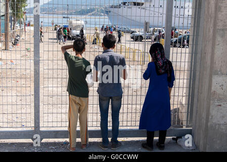 Drei Flüchtlinge aus Syrien beobachten abfahrenden Fähre von der Insel Lesbos nach Athen, Griechenland verlassen. Stockfoto