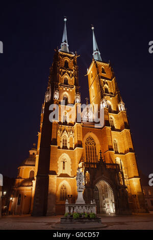 Kathedrale St. Johannes des Täufers in der Nacht in Ostrow Tumski, Wroclaw, Polen, gotischen Stil stammt aus dem 13. Jahrhundert Stockfoto