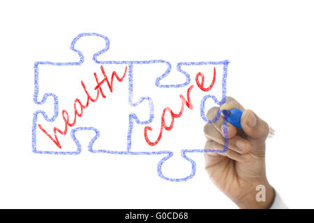 Puzzleteile geschrieben Gesundheitsversorgung werden auf transparente wischen Brett gezeichnet. Stockfoto