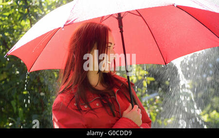 Lachende Frau im Regen Stockfoto