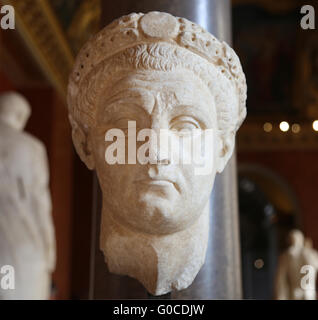 Claudius (10 v. Chr. - 54 n. Chr.). Römischer Kaiser von 41 bis 54. Caudius tragen den Kranz mit Zentralmedaillon. Marmor, 4-54 n. Chr..  Thasos Stockfoto