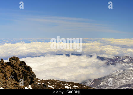 Vulkankrater von Wolken gefüllt Stockfoto