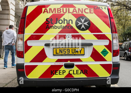 Rettungswagen außerhalb der nationalen Krankenhaus für Neurologie am Queen Square, London, UK Stockfoto