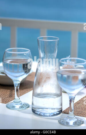 Wasserkaraffe und zwei Gläser mit Wasser auf Terrasse t