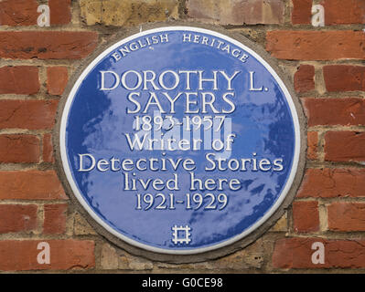 Blaue Plakette, Dorothy L. Sayers (1893-1957) errichtet im Jahr 2000 von English Heritage bei 24 große James Street, Holborn, London WC1N Stockfoto