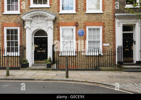 Blaue Plakette zu Dorothy L. Sayers (1893-1957) errichtet im Jahr 2000 von English Heritage bei 24 großen James Street, Holborn, London, WC1N, Großbritannien Stockfoto