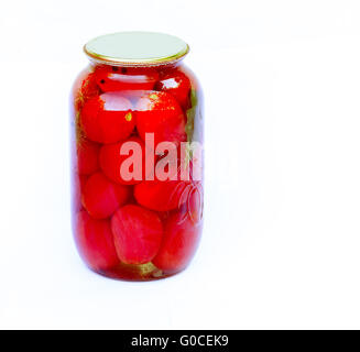 Dosentomaten in einem großen Glas auf weißem Rücken Stockfoto