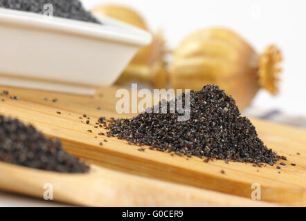 Haufen von Mohn auf Holzbrett - detail Stockfoto