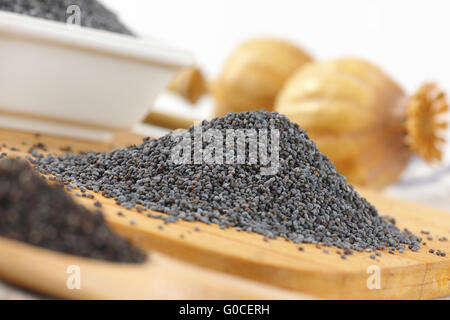 Haufen von Mohn auf Holzbrett - detail Stockfoto