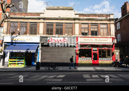 Eine Reihe von sonnenbeschienenen viktorianischen Geschäfte auf Grays Inn Road in central London, UK Stockfoto