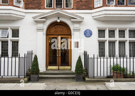 Blaue Gedenktafel zum Gedenken an die SOE-Exekutive, Wing Commander F.F.E. Yeo-Thomas (White Rabbit), Queen Court, Guilford Street, London WC1N, England, UK Stockfoto