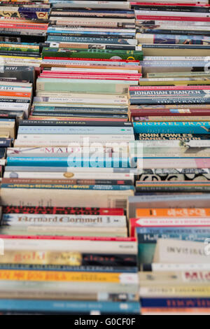 Bücher zum Verkauf auf einem Marktstand in London Stockfoto