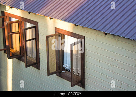 Fassade des ein kleines weißes Haus mit blauen Fenstern in Chalkidiki