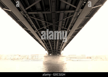 Stahl-Konstruktion unter der Brücke - Ungarn Stockfoto