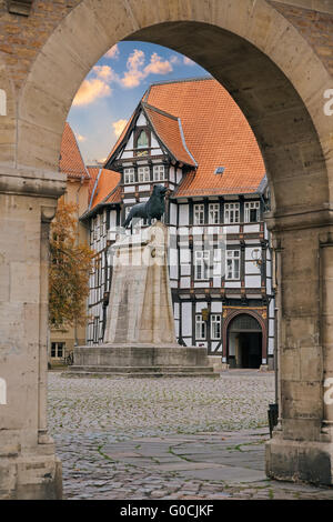 Löwenstatue und alten Fachwerkhaus in Braunschweig-Terrasse Stockfoto