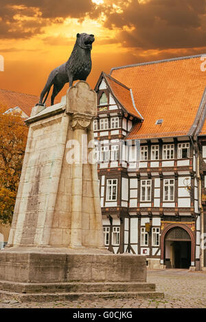 Löwenstatue und alten Fachwerkhaus in Braunschweig Stockfoto