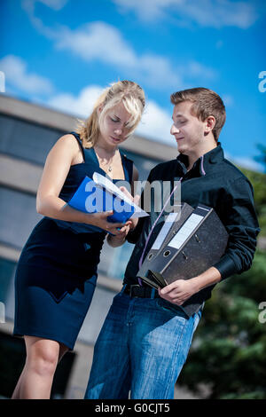 Zwei Geschäftsleute sprechen über wichtige Dokumente Stockfoto