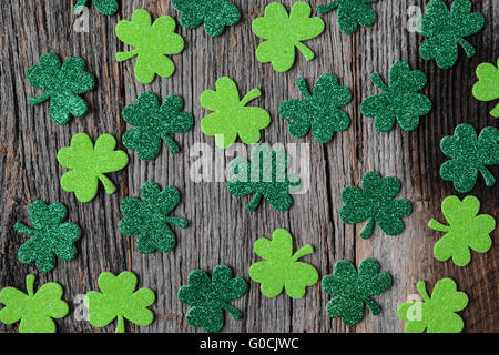 Grüne Kleeblätter oder Kleeblätter auf rustikalen Holz Hintergrund Hintergrund für St. Patricks Day Holiday Stockfoto