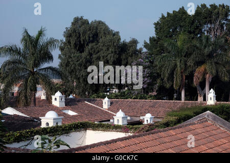 Markante Kolonialarchitektur in Antigua eine Stadt im zentralen Hochland von Guatemala berühmt für seine gut erhaltenen spanischen Barock geprägte Architektur und ein UNESCO-Weltkulturerbe. Stockfoto