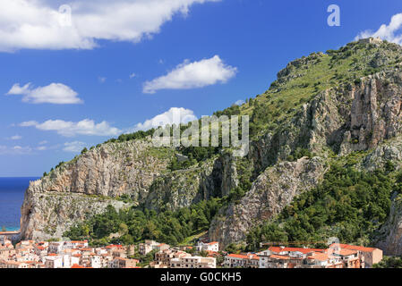 Berg mit antiken Ruinen und Wände in Cefalu Italien Stockfoto